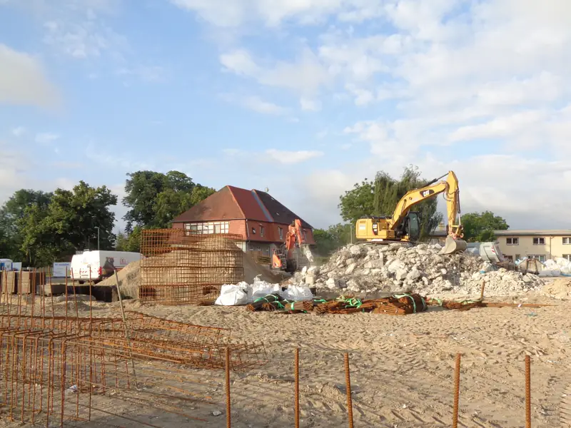 Bagger bei der Baufeldfreimachung nach einem Abbruch