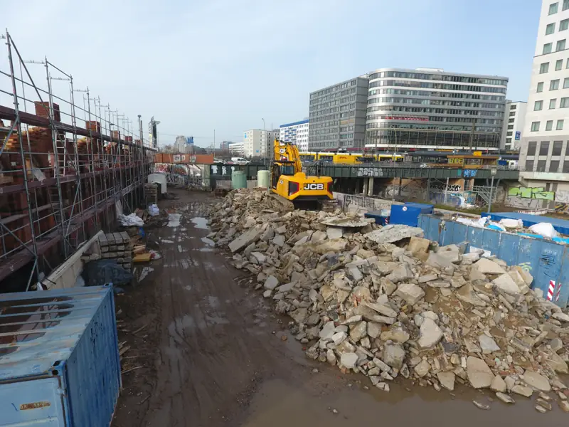 Abbruchmaterial und Bagger auf einer Bestandsbaustelle in Berlin