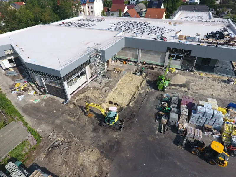 Luftbild Parkplatzbau mit Pflaster und Baustoffen an einem Einkaufsmarkt