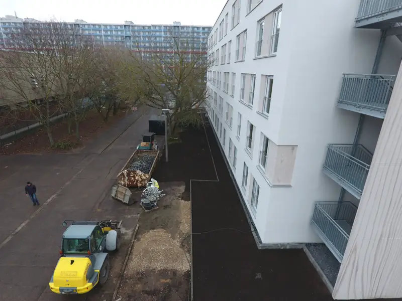 Radlader bei Außenanlagenarbeiten an einem Wohnhaus in Berlin-Lichtenberg