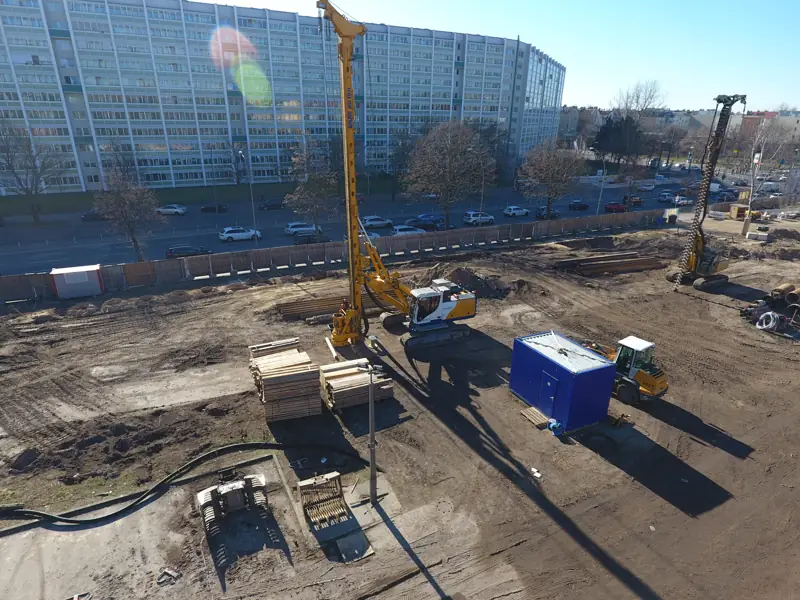 Baugrube mit Bohrgeräten und Verbau auf einer Wohnungsbaustelle in Berlin-Lichtenberg