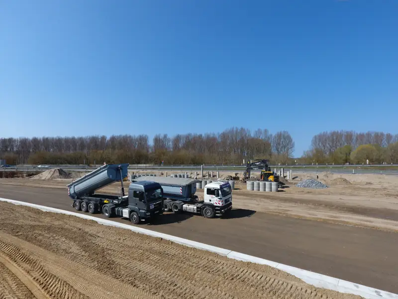 Sattelkipper liefern Baustoffe für den Straßenbau