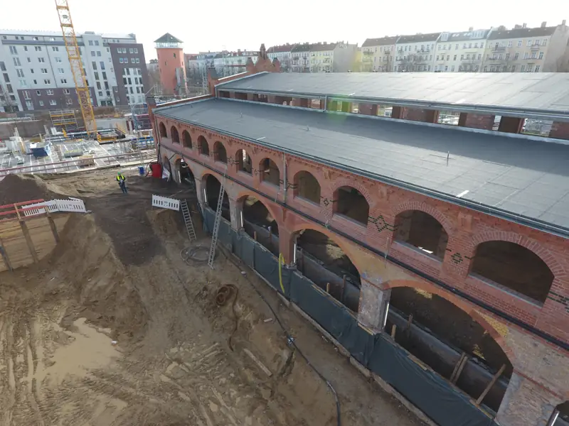 Freigelegte Gründung einer historischen Backsteinhalle in Berlin