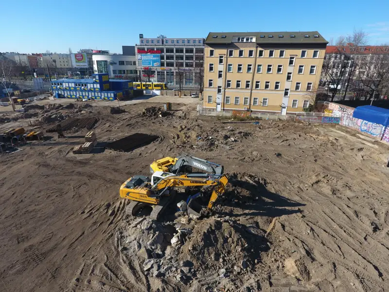 Bagger bei Erdarbeiten auf einem Baufeld in Berlin-Lichtenberg