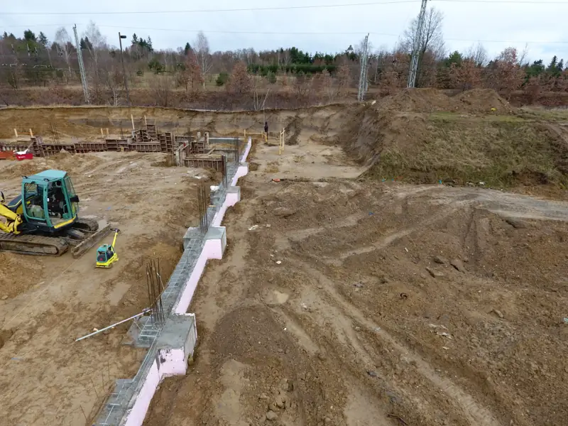 Minibagger und Fundamentaushub auf einer Gewerbebaustelle in Hohen Neuendorf