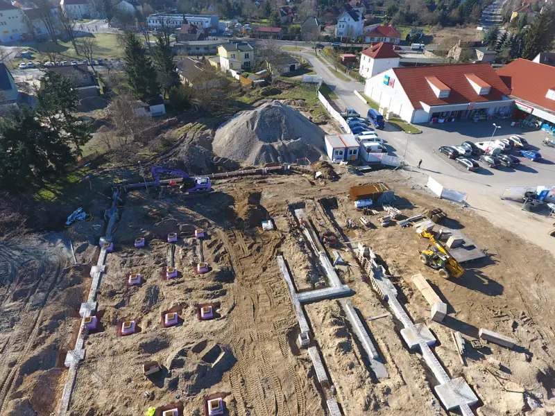 Luftbild von Fundamenten und Leitungsgräben einer Gewerbebaustelle
