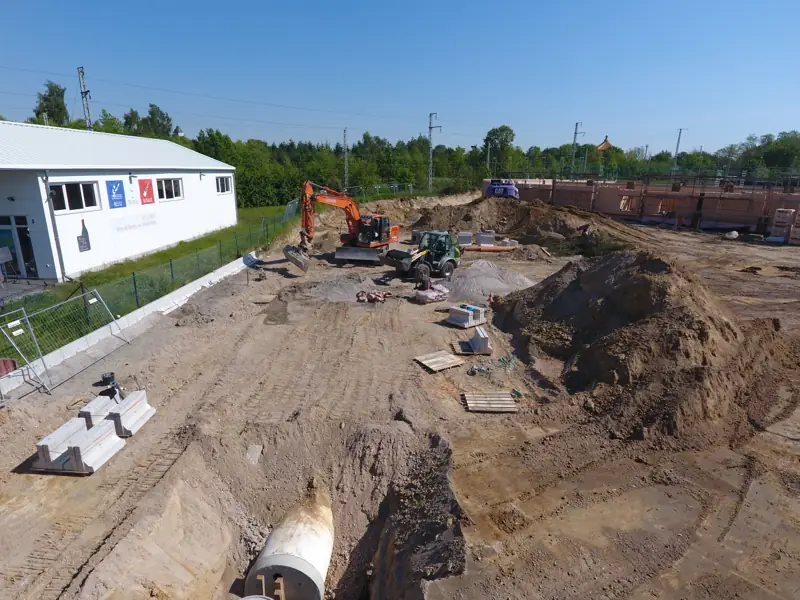 Großes Rohr im Leitungsgraben auf einer Gewerbebaustelle