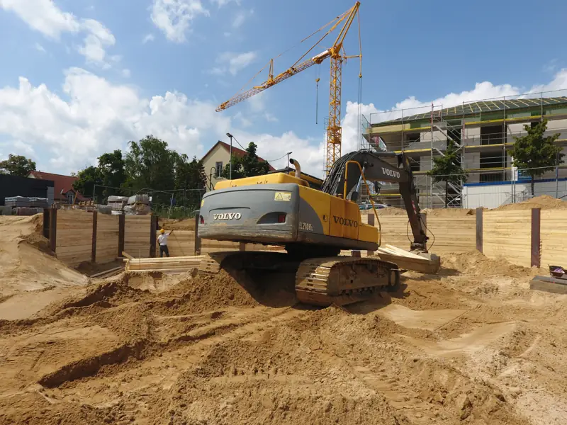 Kettenbagger beim Aushub einer Baugrube mit Verbau in Brandenburg