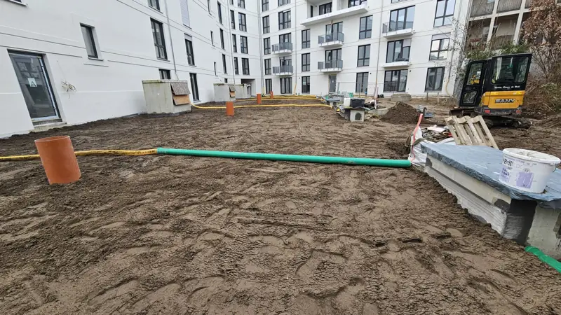 Leitungsbau mit Leerrohren im Hof einer neuen Wohnanlage in Berlin