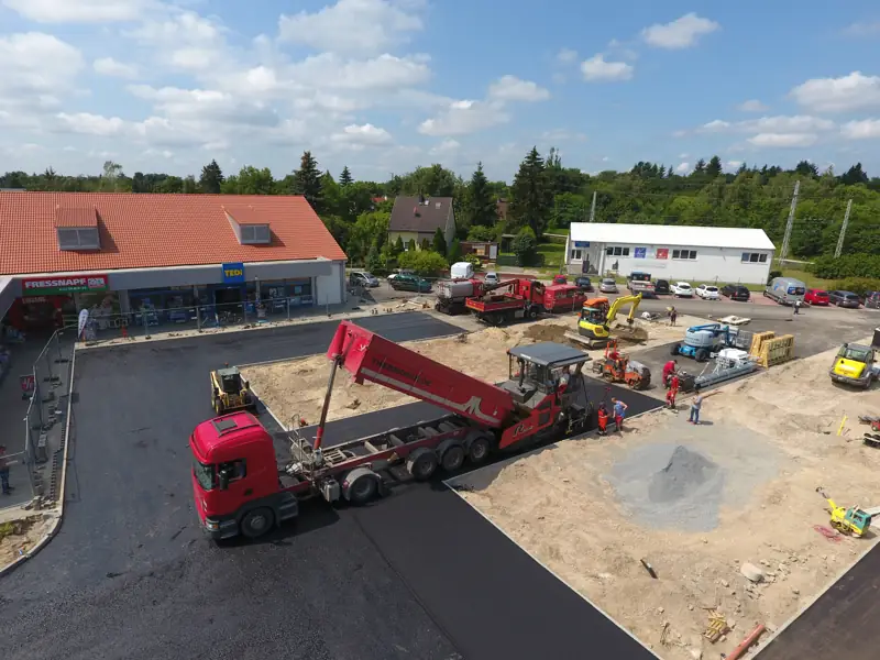 Kipper-Lkw beim Einbau von Material auf einem neuen Parkplatz