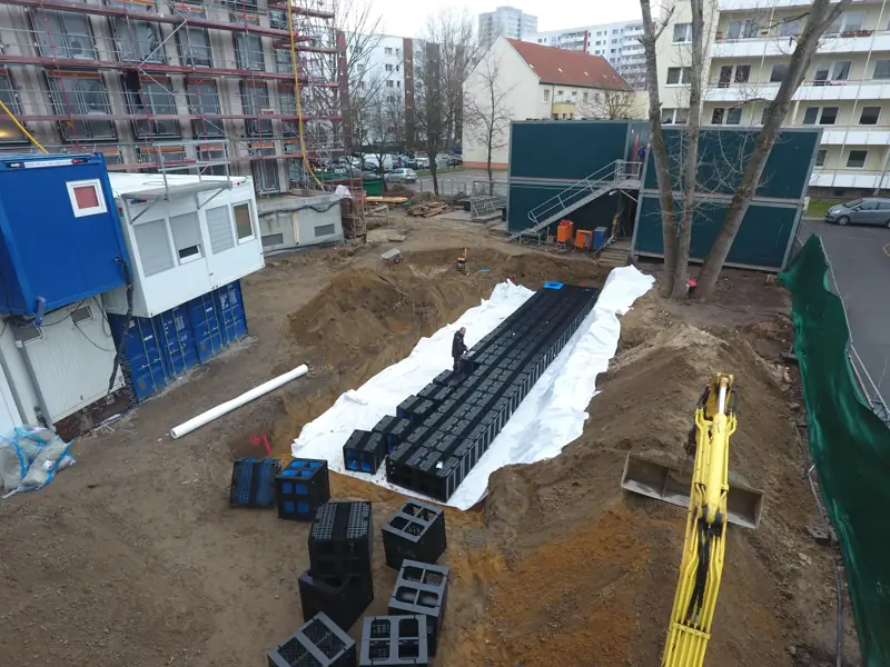 Einbau von Rigolen zur Regenwasserversickerung in einer Wohnanlage