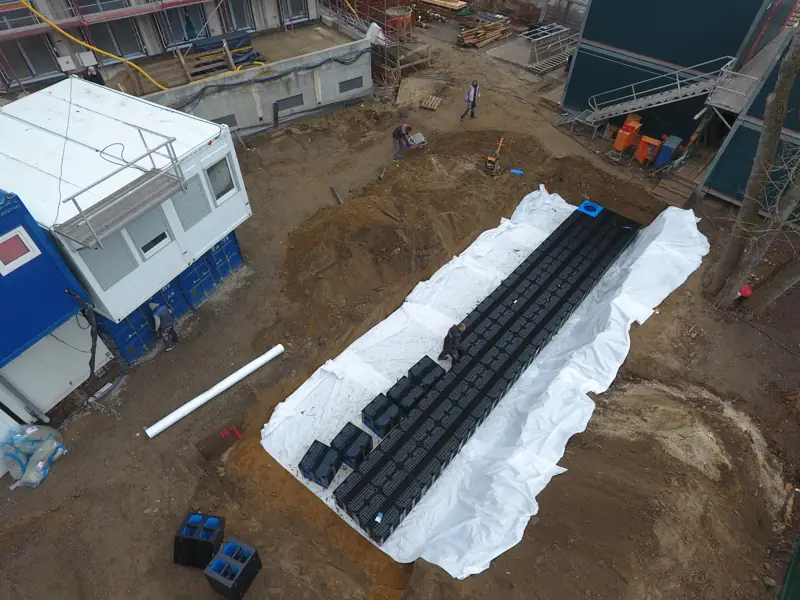 Rigolenkörper mit Geotextil in einer Baugrube für die Versickerung