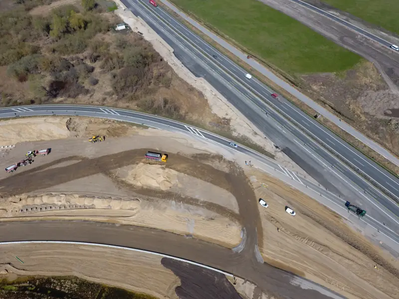 Luftbild einer neuen Straßentrasse mit Erdbau im Berliner Norden – Baustelle der BLBG GmbH